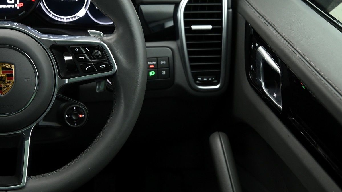 Porsche Cayenne Image 16