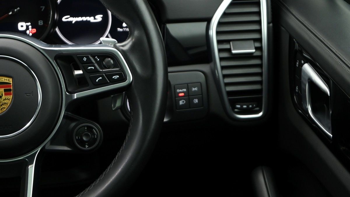 Porsche Cayenne Image 16