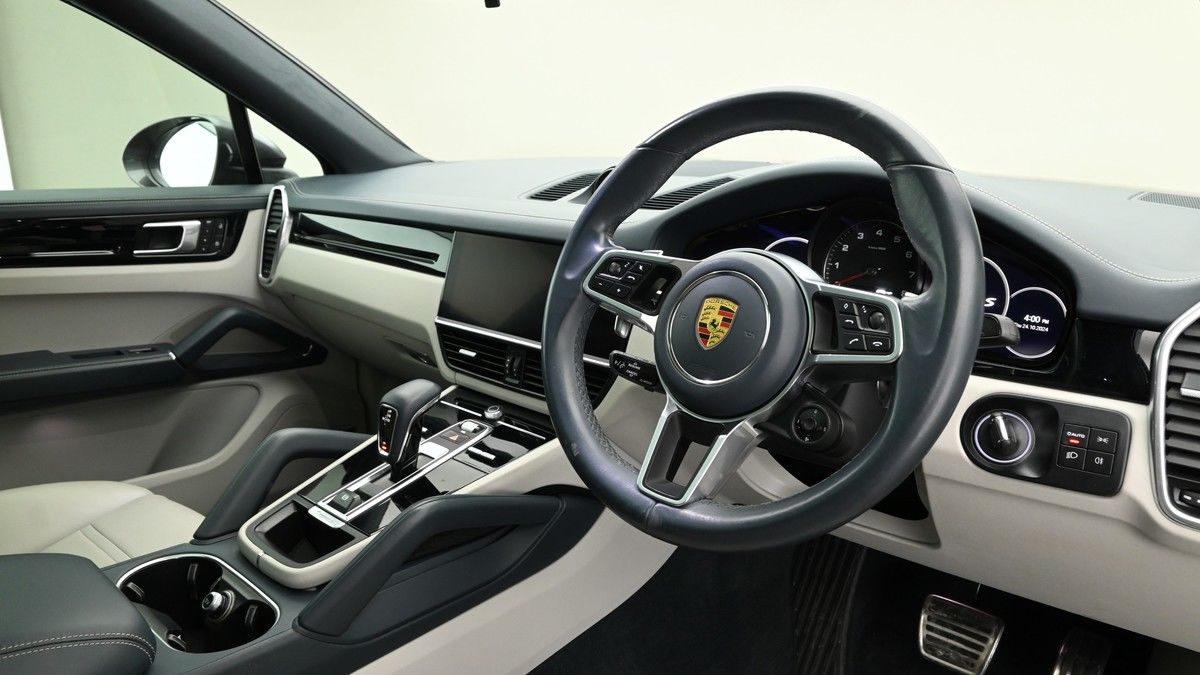 Porsche Cayenne Image 3