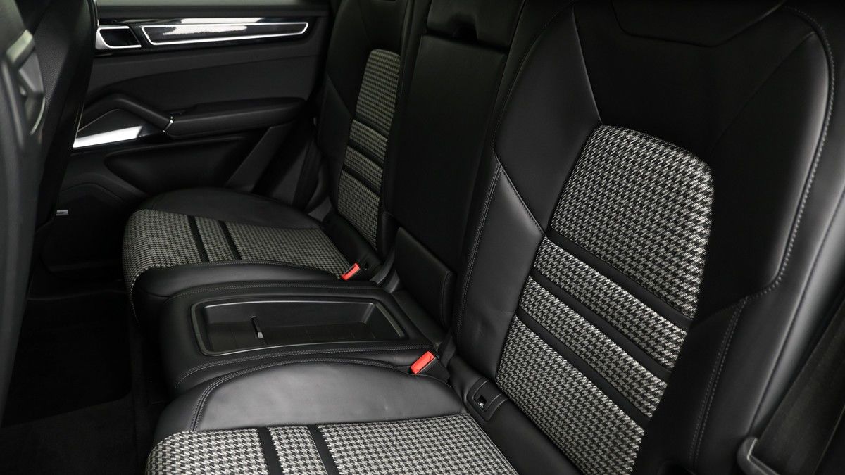 Porsche Cayenne Image 5