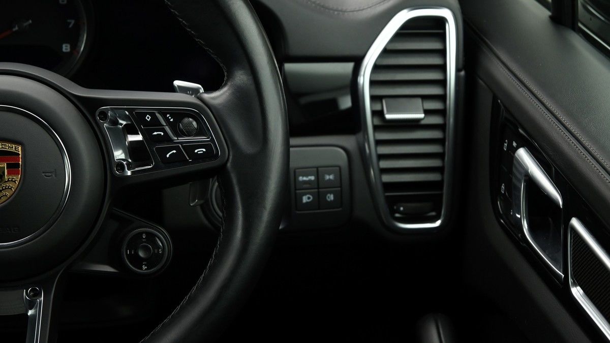 Porsche Cayenne Image 16