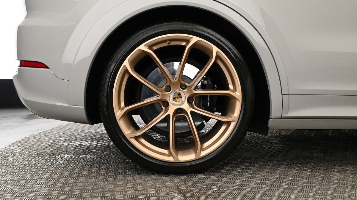 Porsche Cayenne Image 9