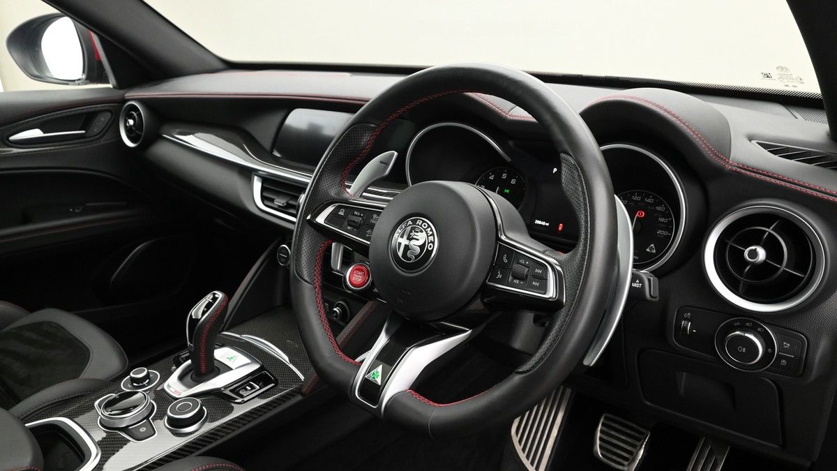 Alfa Romeo Stelvio Image 3