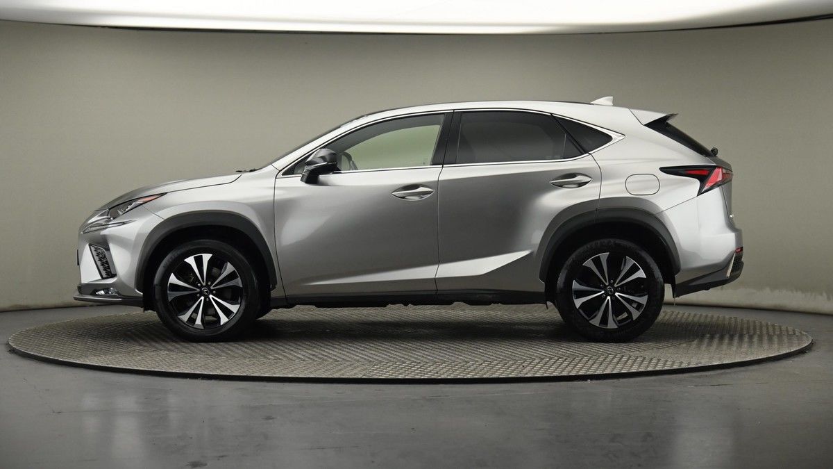 Lexus NX 300h Image 23