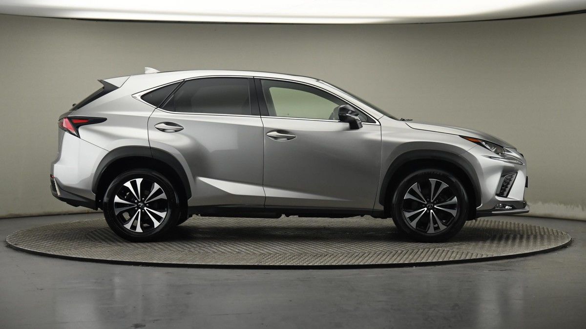 Lexus NX 300h Image 27