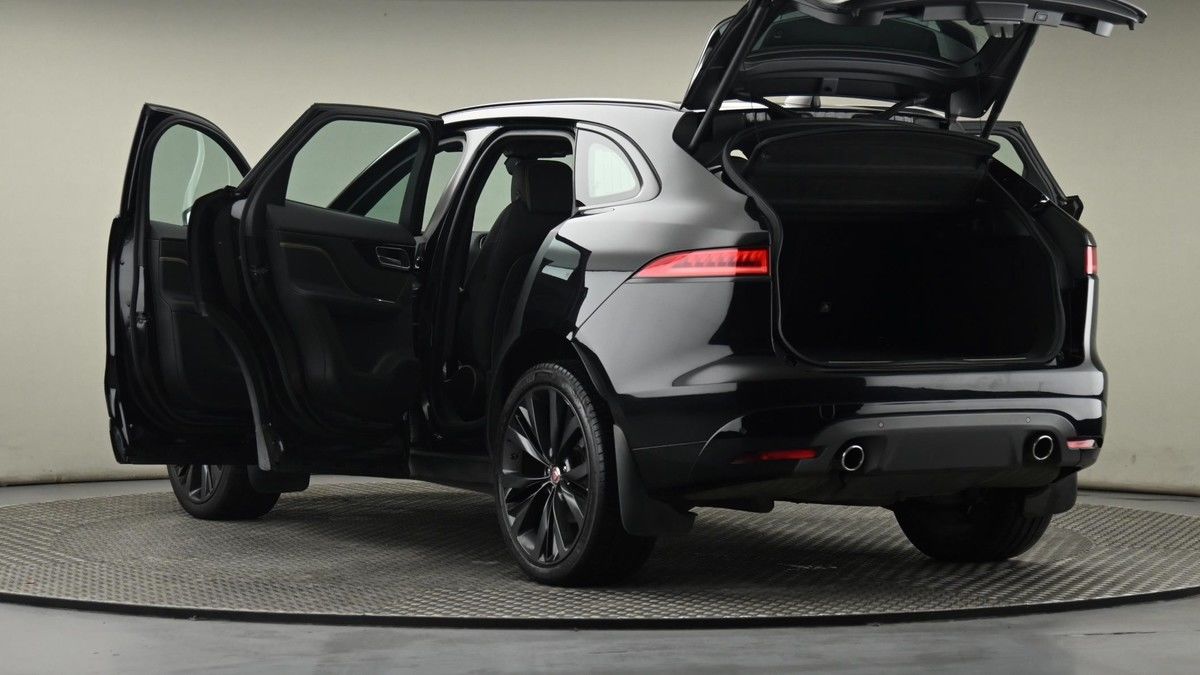 Jaguar F-PACE Image 131