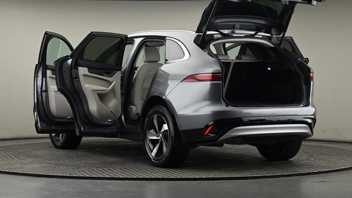 Jaguar F-PACE Image 29