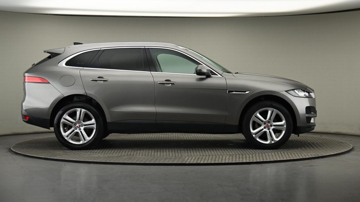 Jaguar F-PACE Image 27