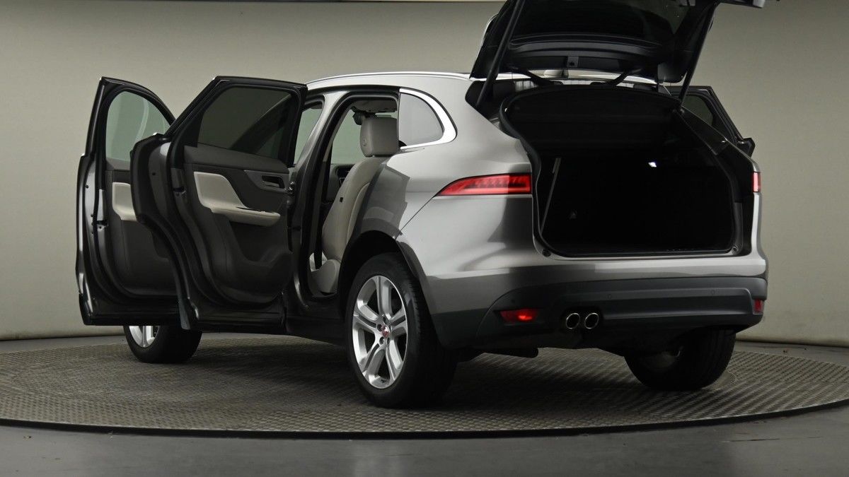 Jaguar F-PACE Image 29