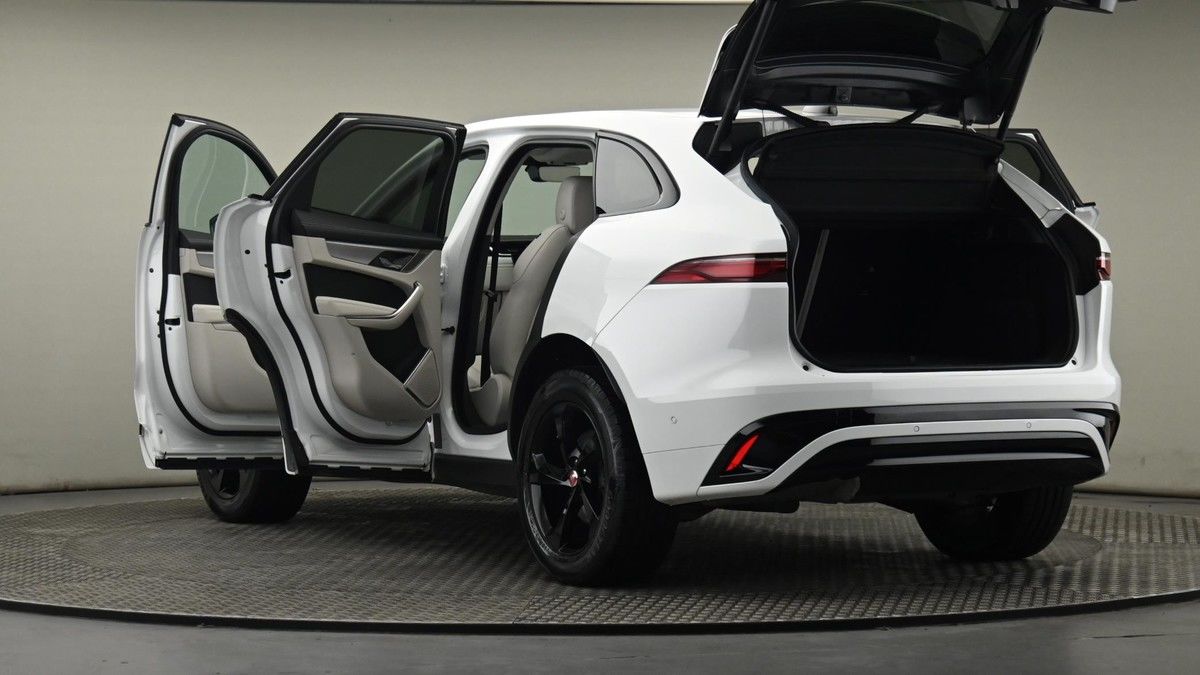 Jaguar F-PACE Image 29