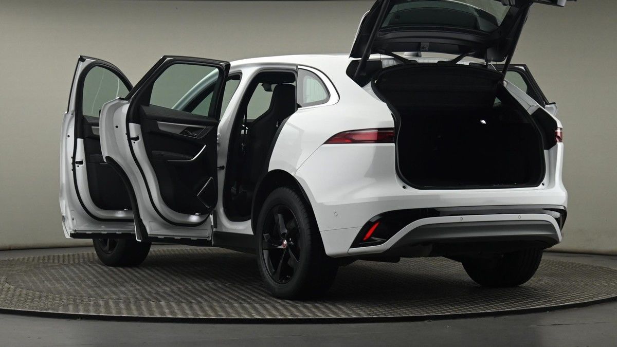 Jaguar F-PACE Image 29