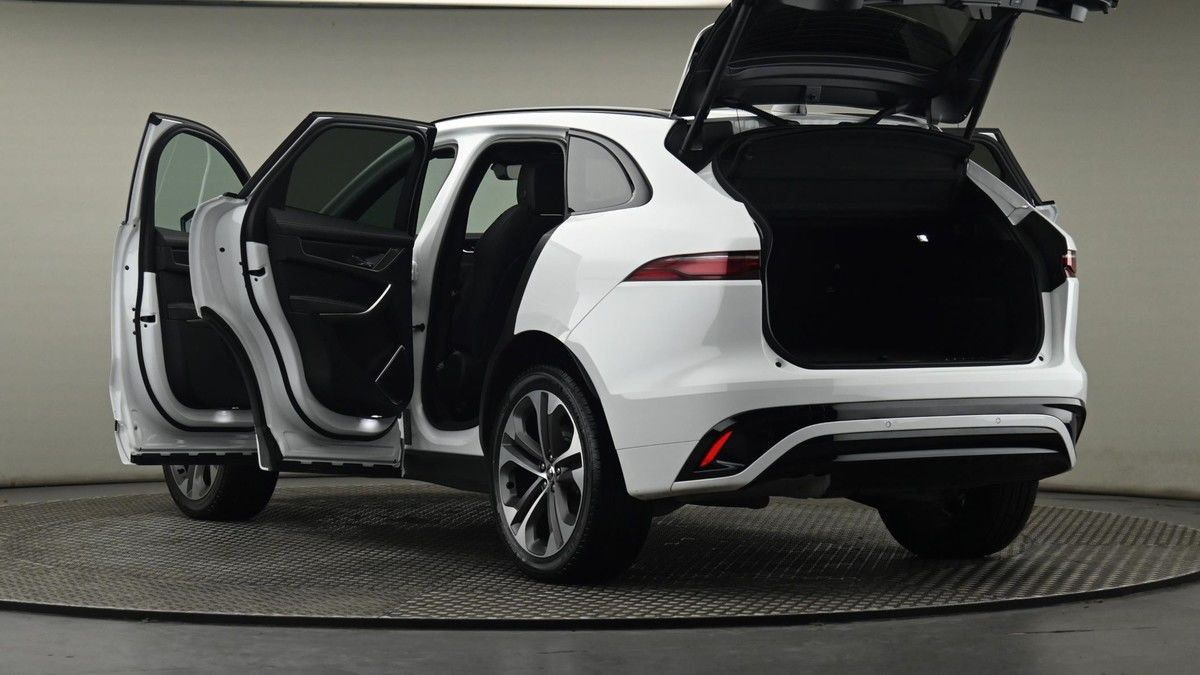 Jaguar F-PACE Image 29