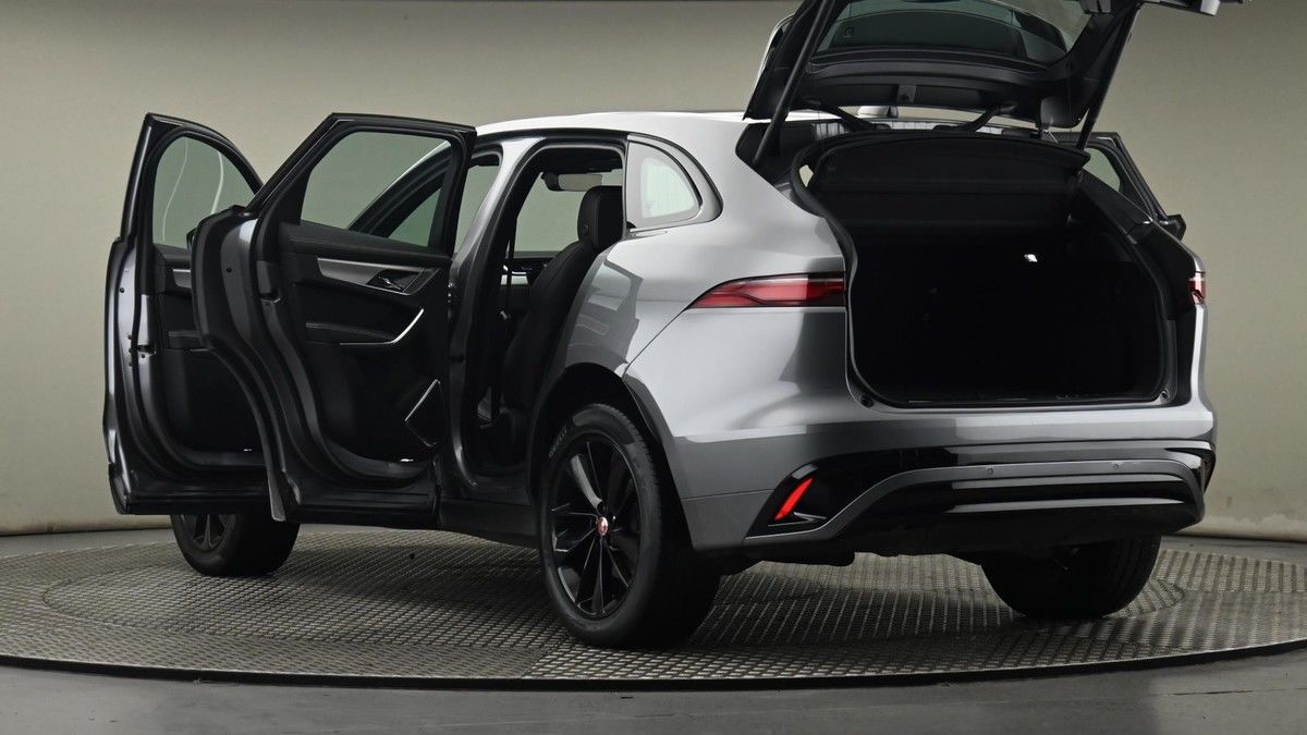 Jaguar F-PACE Image 29