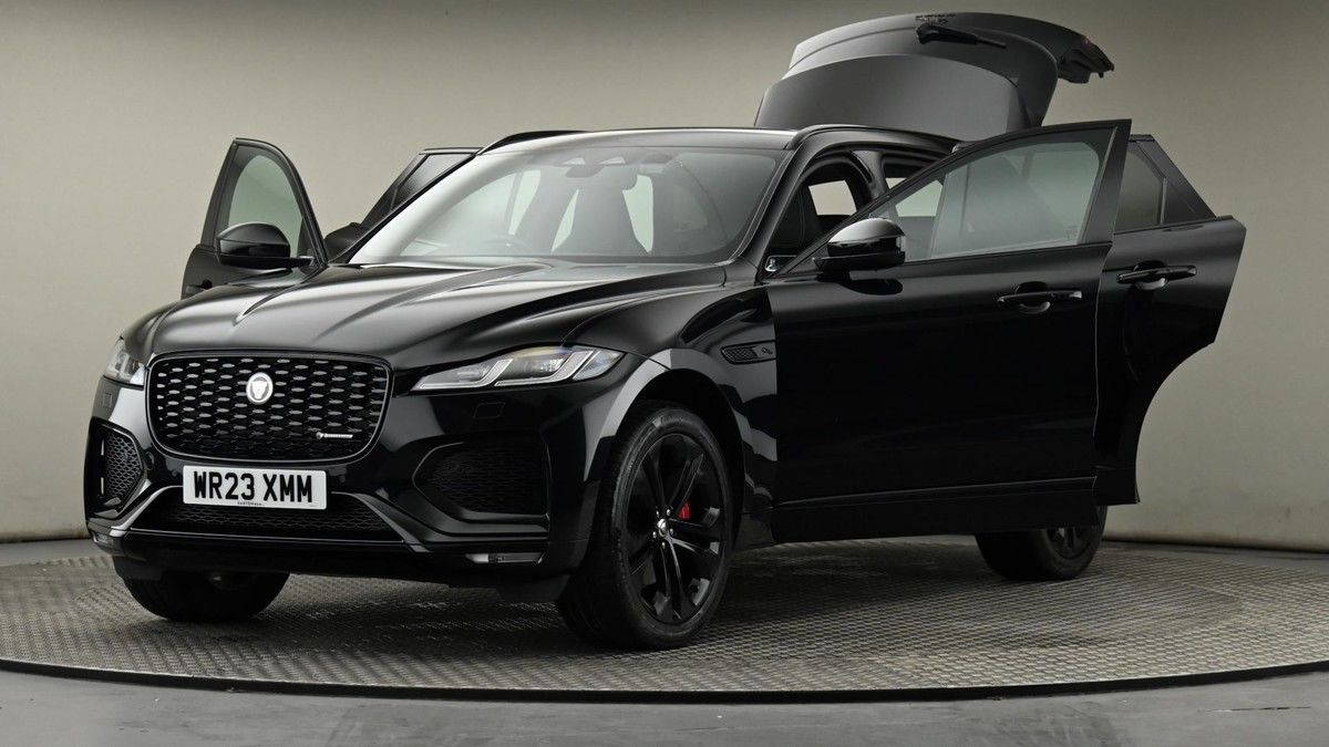 Jaguar F-PACE Image 28