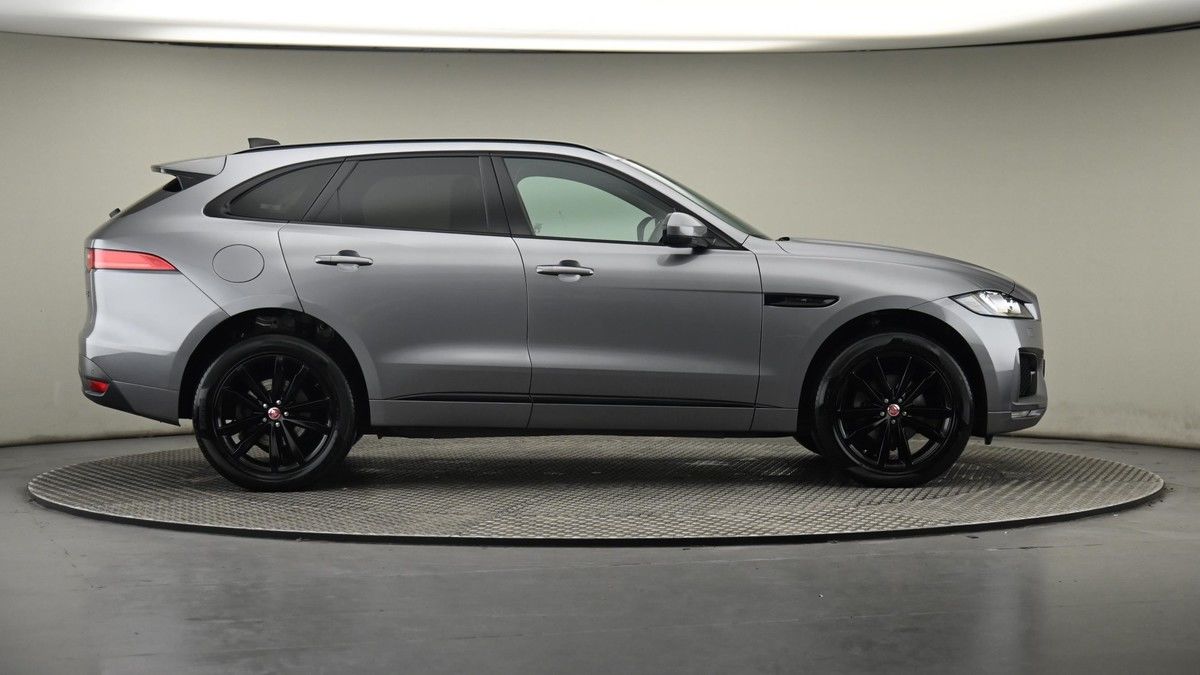 Jaguar F-PACE Image 27