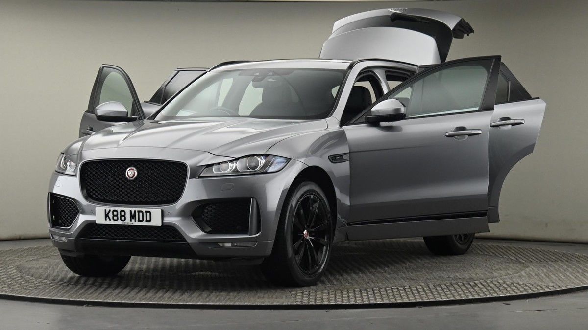 Jaguar F-PACE Image 28