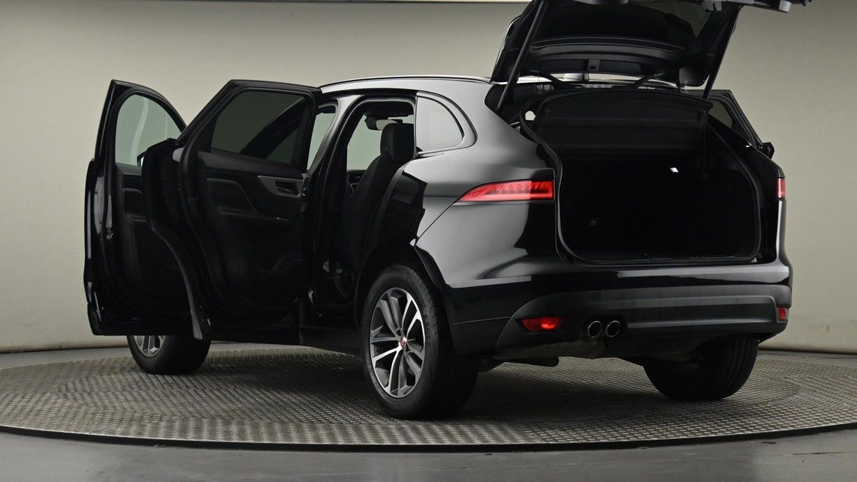 Jaguar F-PACE Image 29