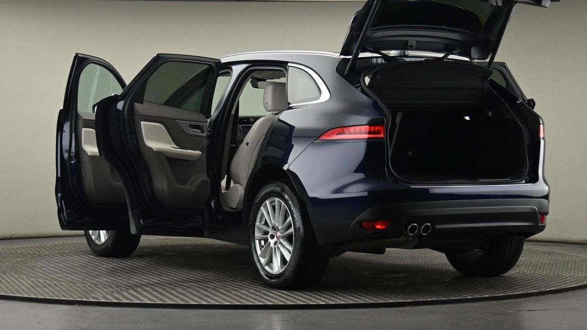 Jaguar F-PACE Image 29