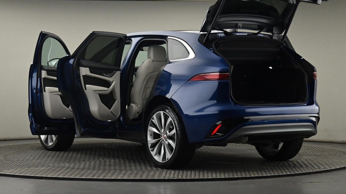 Jaguar F-PACE Image 29