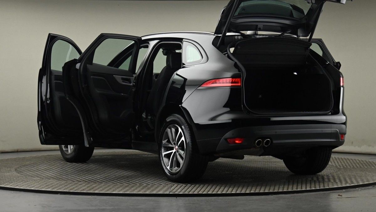 Jaguar F-PACE Image 29