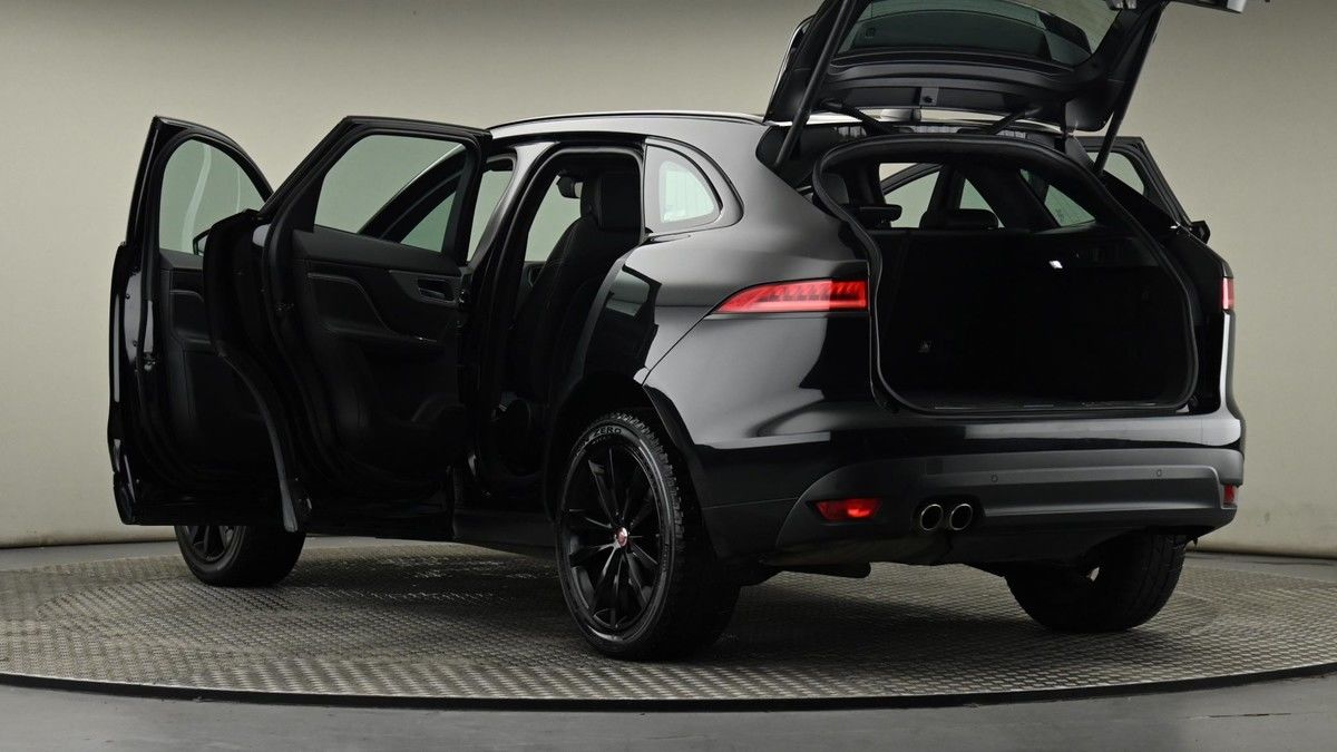 Jaguar F-PACE Image 29