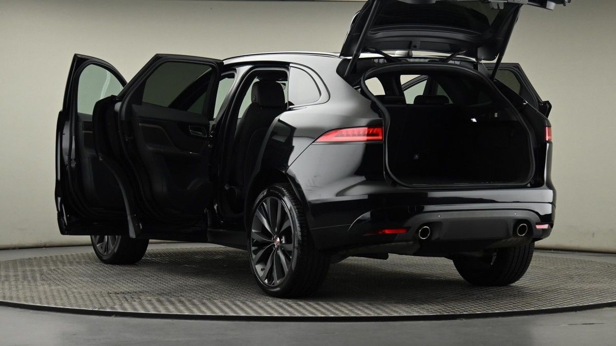 Jaguar F-PACE Image 28