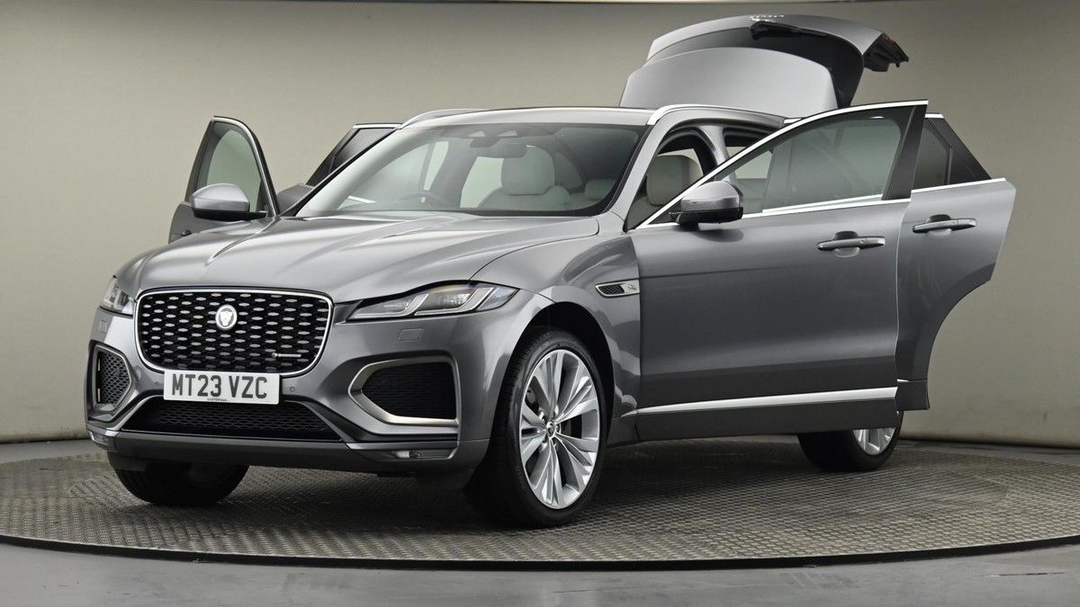 Jaguar F-PACE Image 28