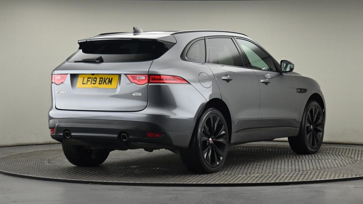 Jaguar F-PACE Image 26