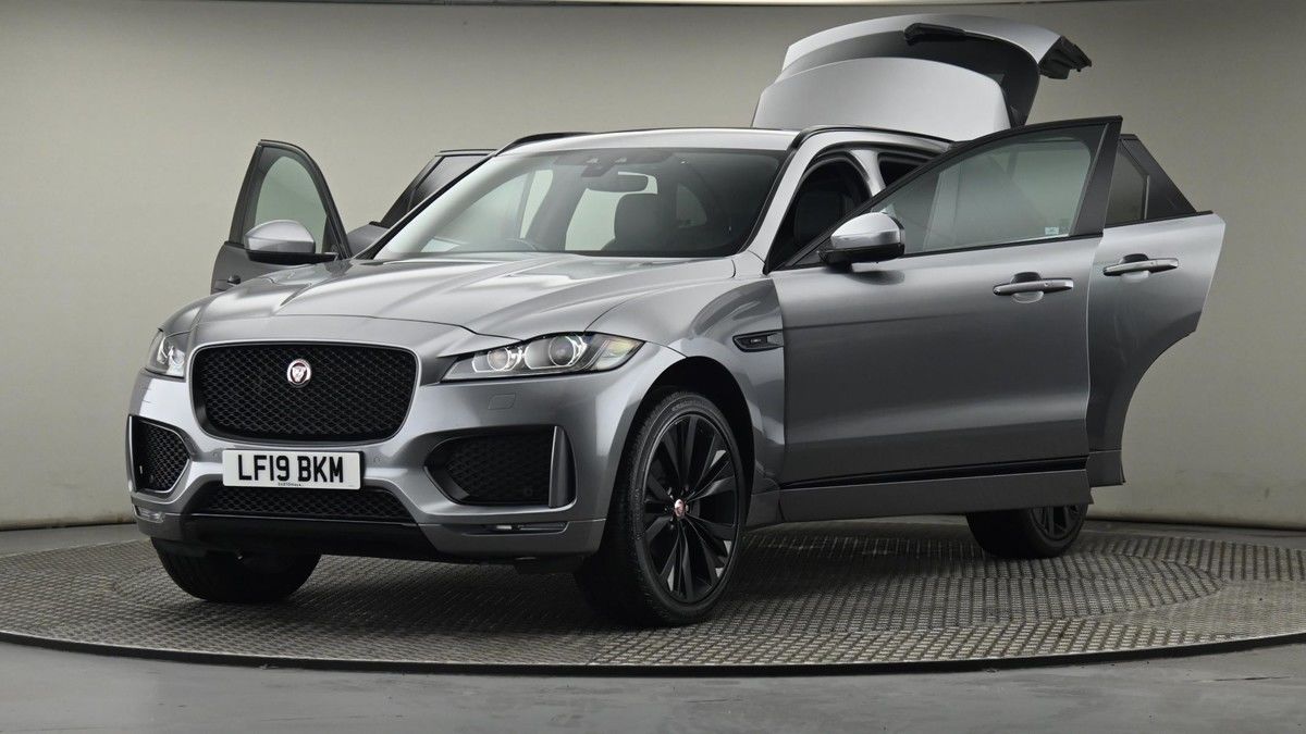 Jaguar F-PACE Image 28