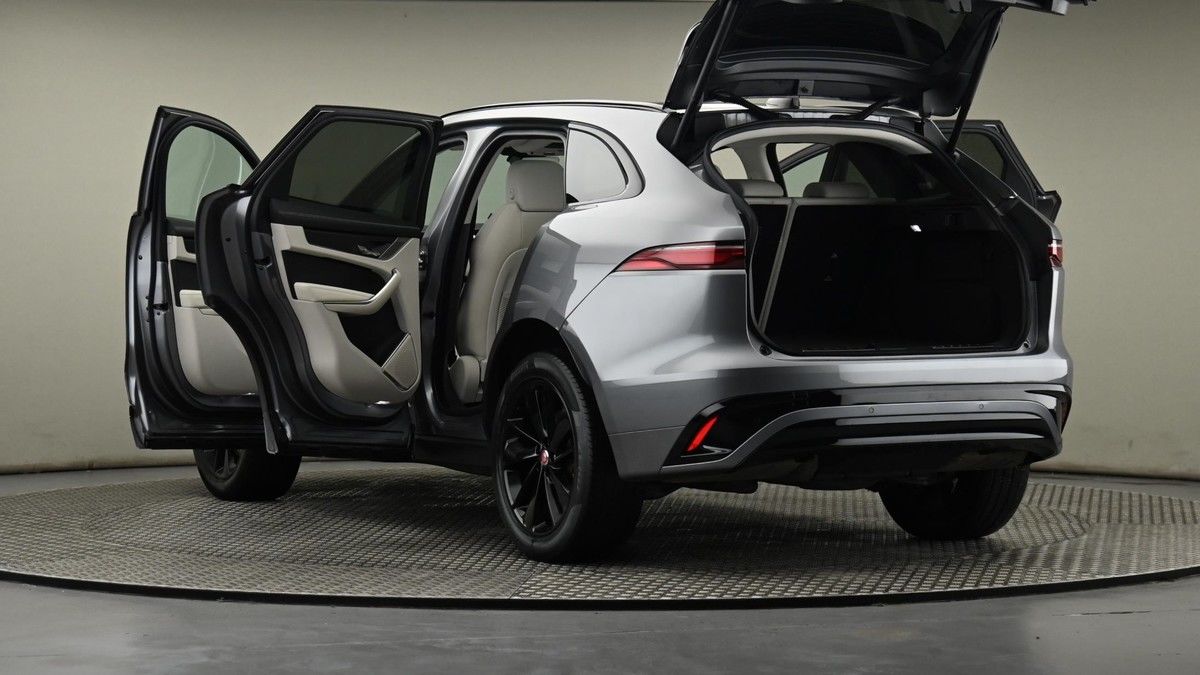 Jaguar F-PACE Image 29