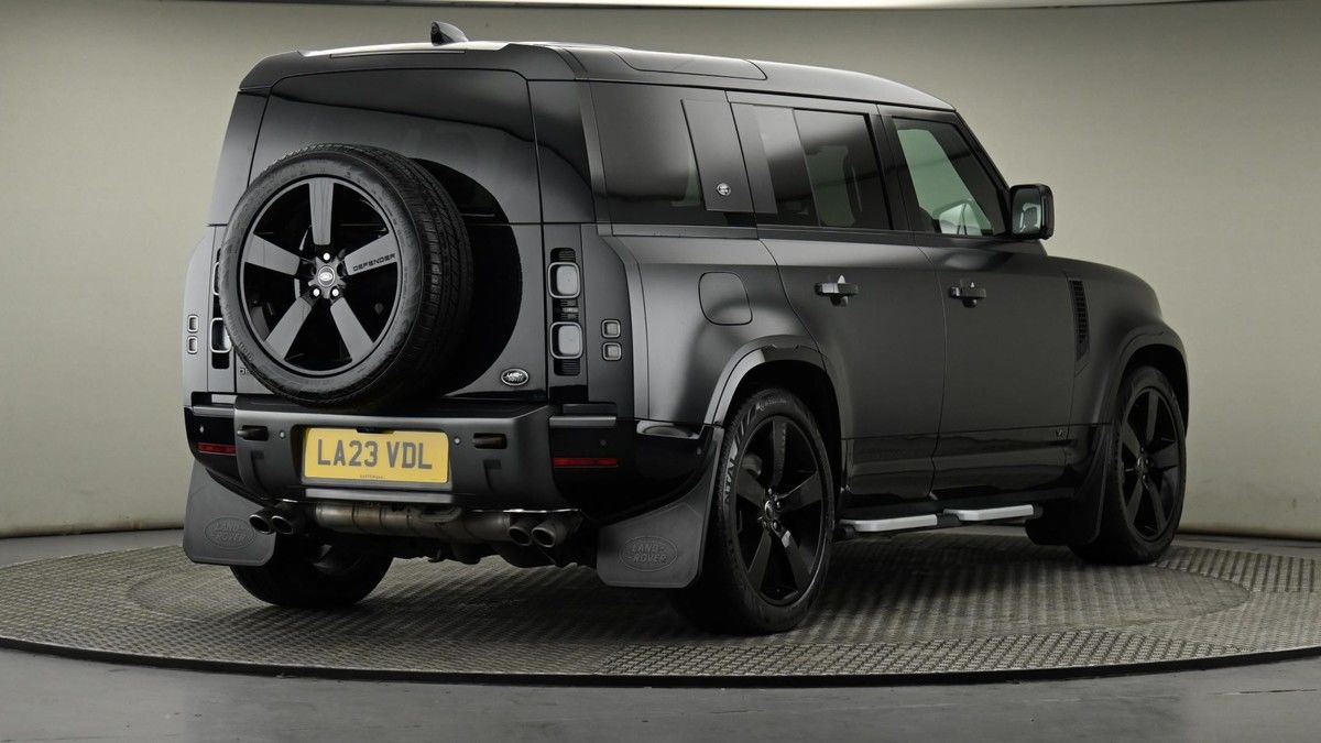 Land Rover Defender 110 Image 26