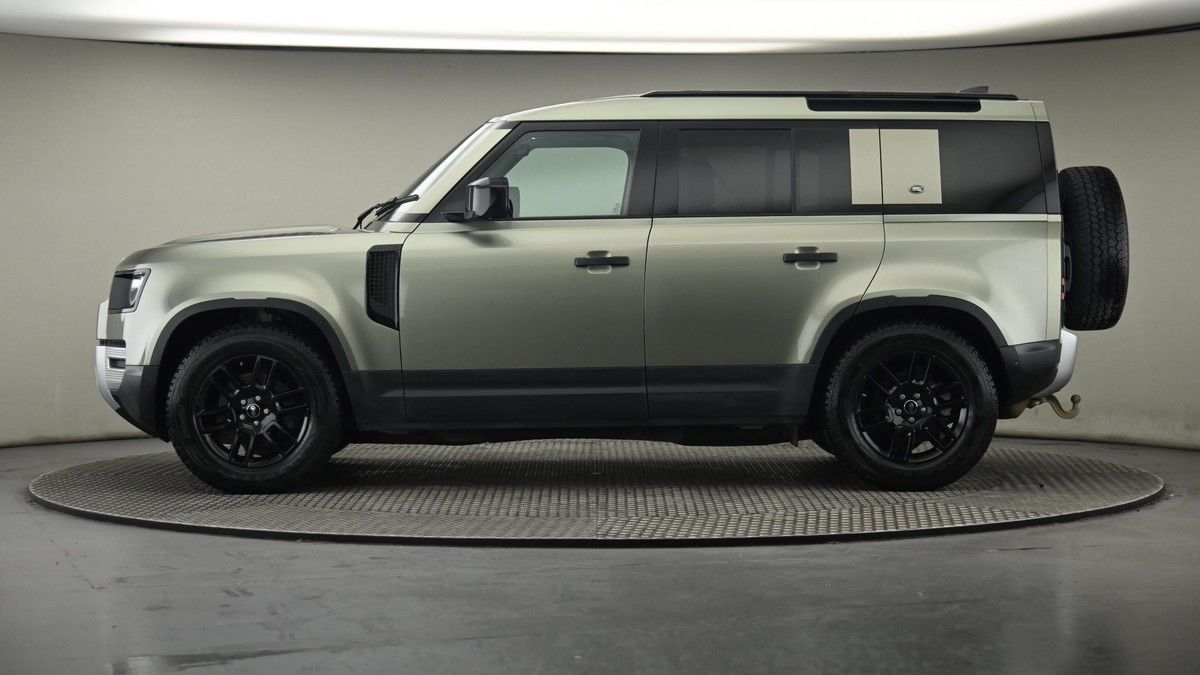 Land Rover Defender 110 Image 23