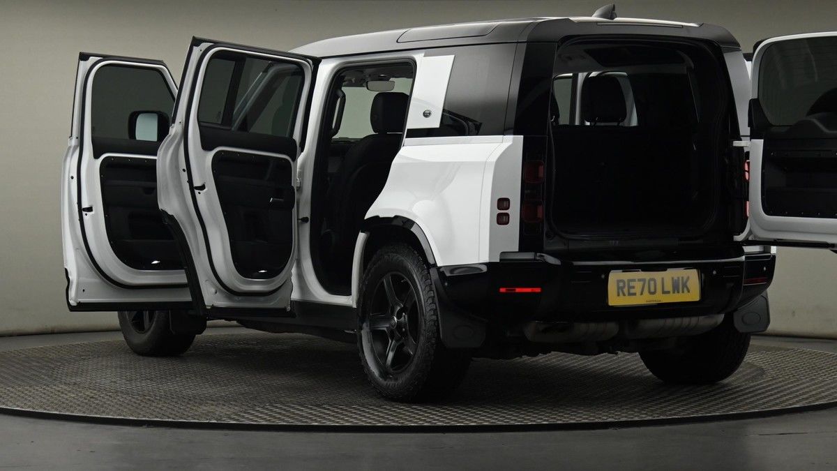 Land Rover Defender 110 Image 29