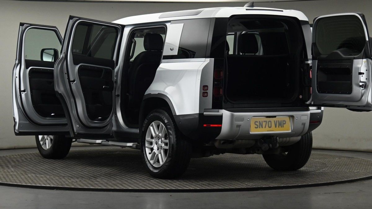 Land Rover Defender 110 Image 29