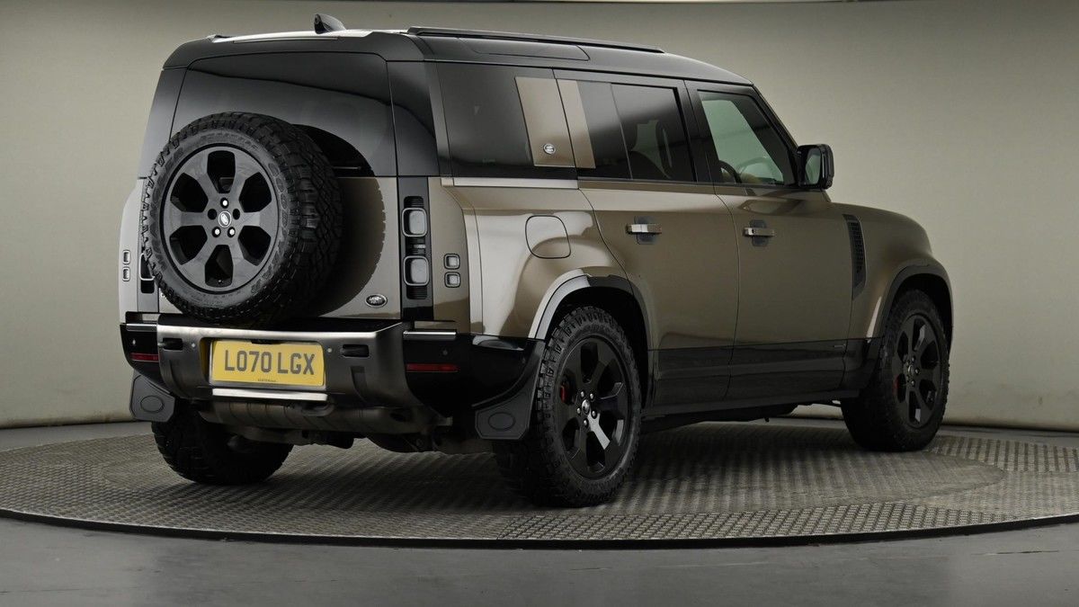 Land Rover Defender 110 Image 26