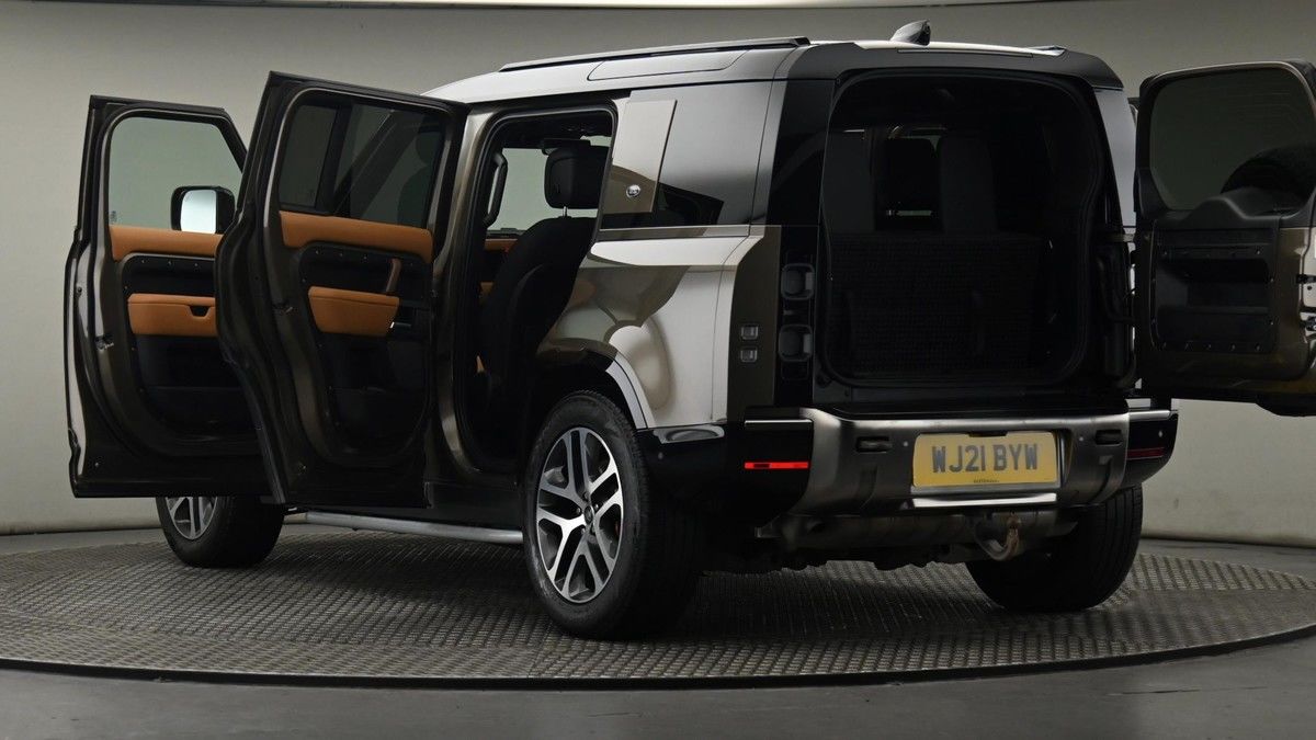 Land Rover Defender 110 Image 29