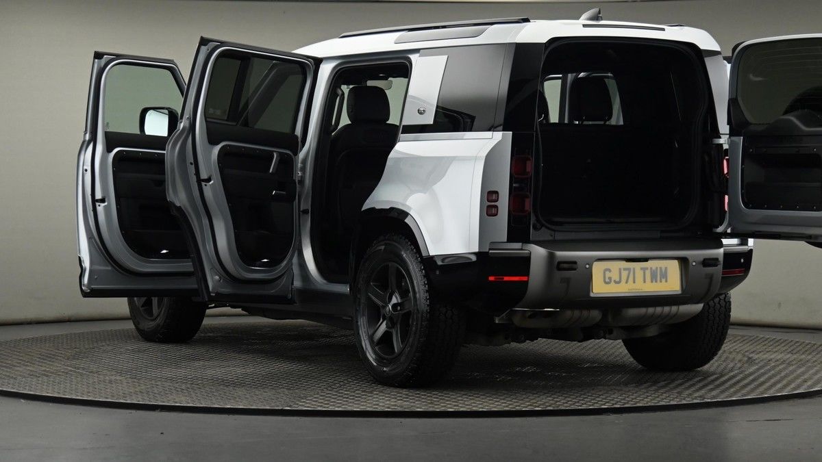 Land Rover Defender 110 Image 28