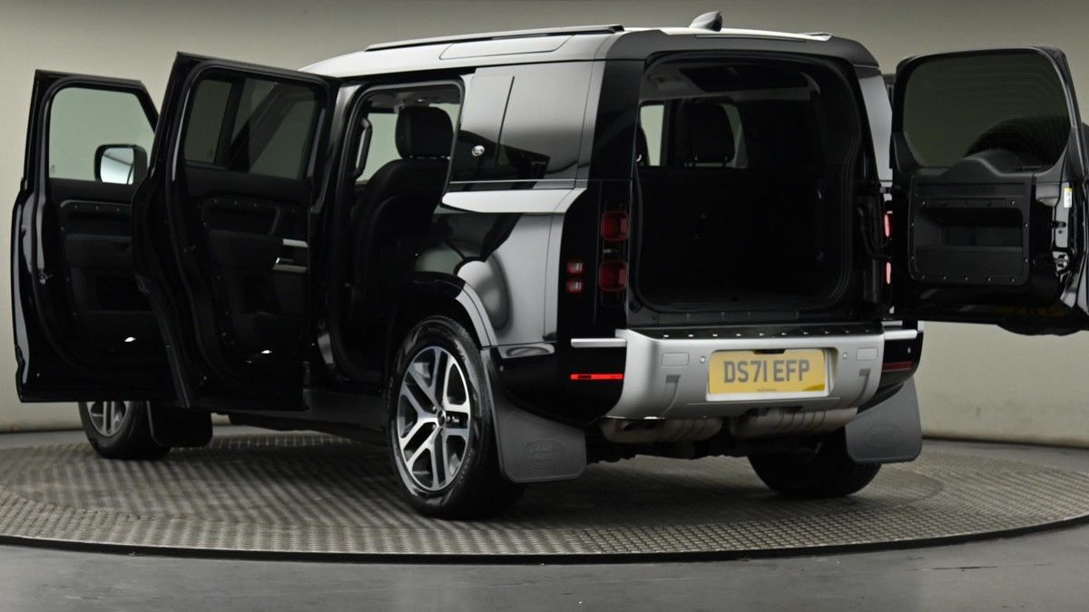 Land Rover Defender 110 Image 29