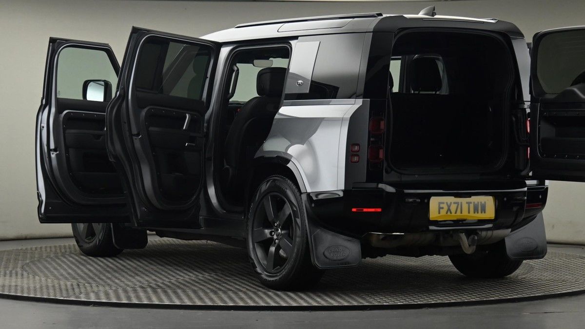 Land Rover Defender 110 Image 29