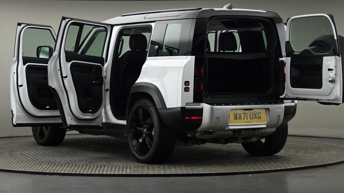 Land Rover Defender 110 Image 29