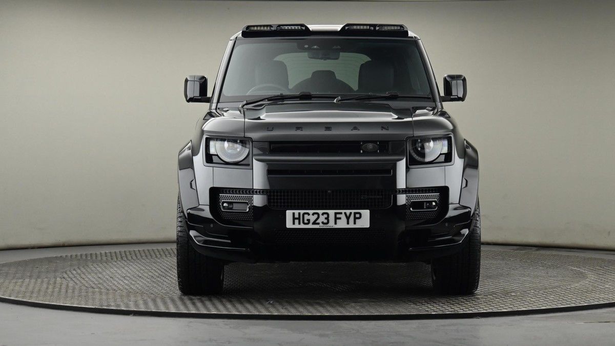 Land Rover Defender 110 Image 21