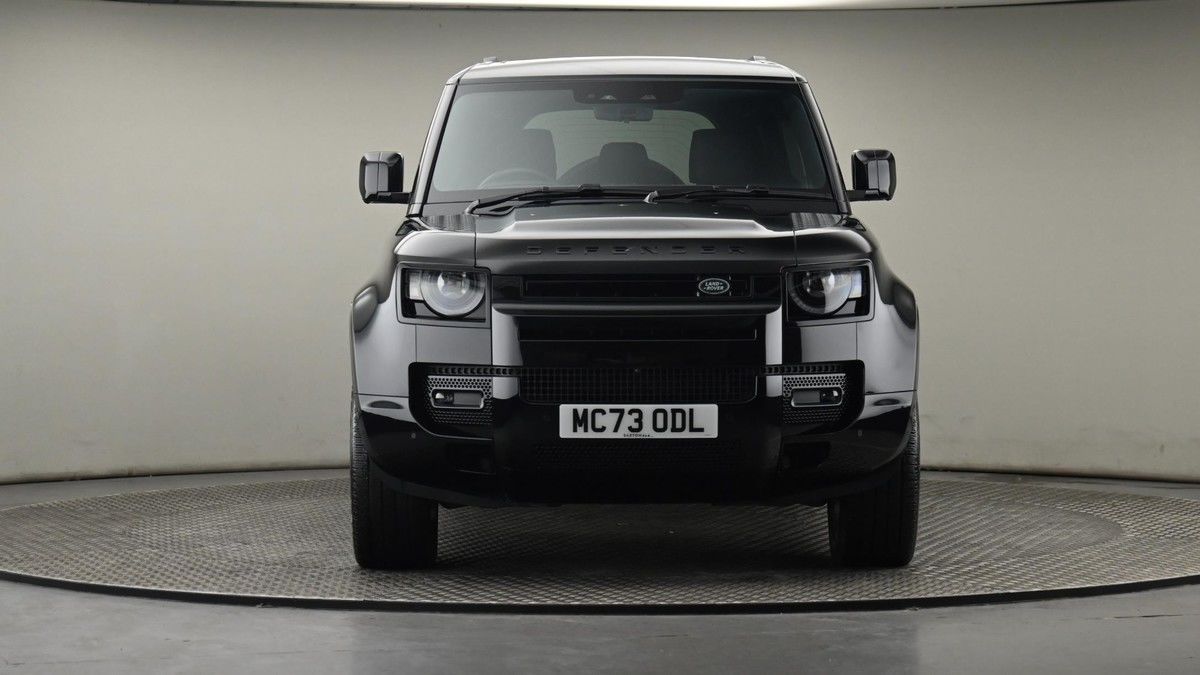 Land Rover Defender 110 Image 21