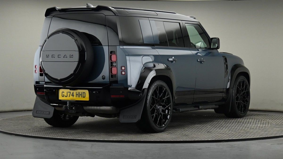 Land Rover Defender 110 Image 26