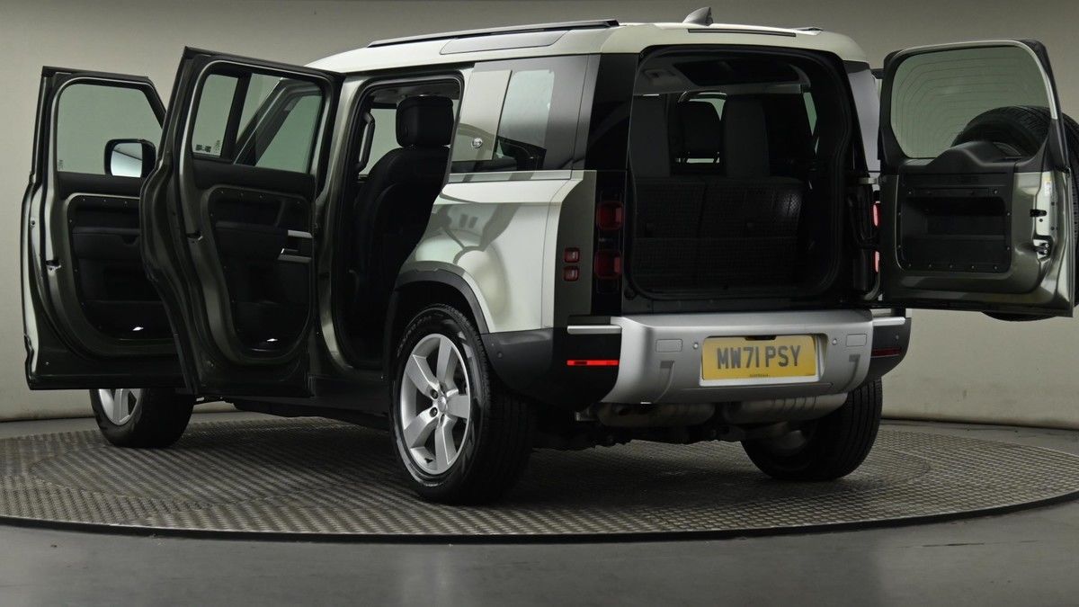 Land Rover Defender 110 Image 29