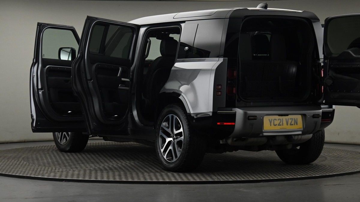 Land Rover Defender 110 Image 29