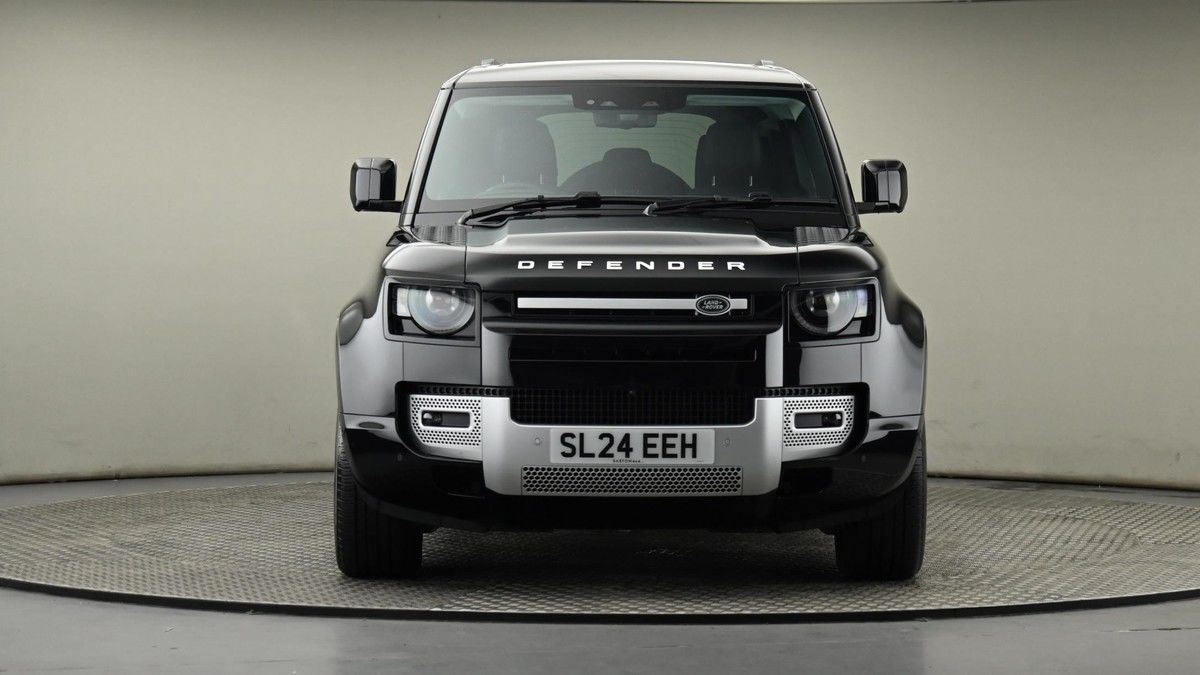 Land Rover Defender 110 Image 21