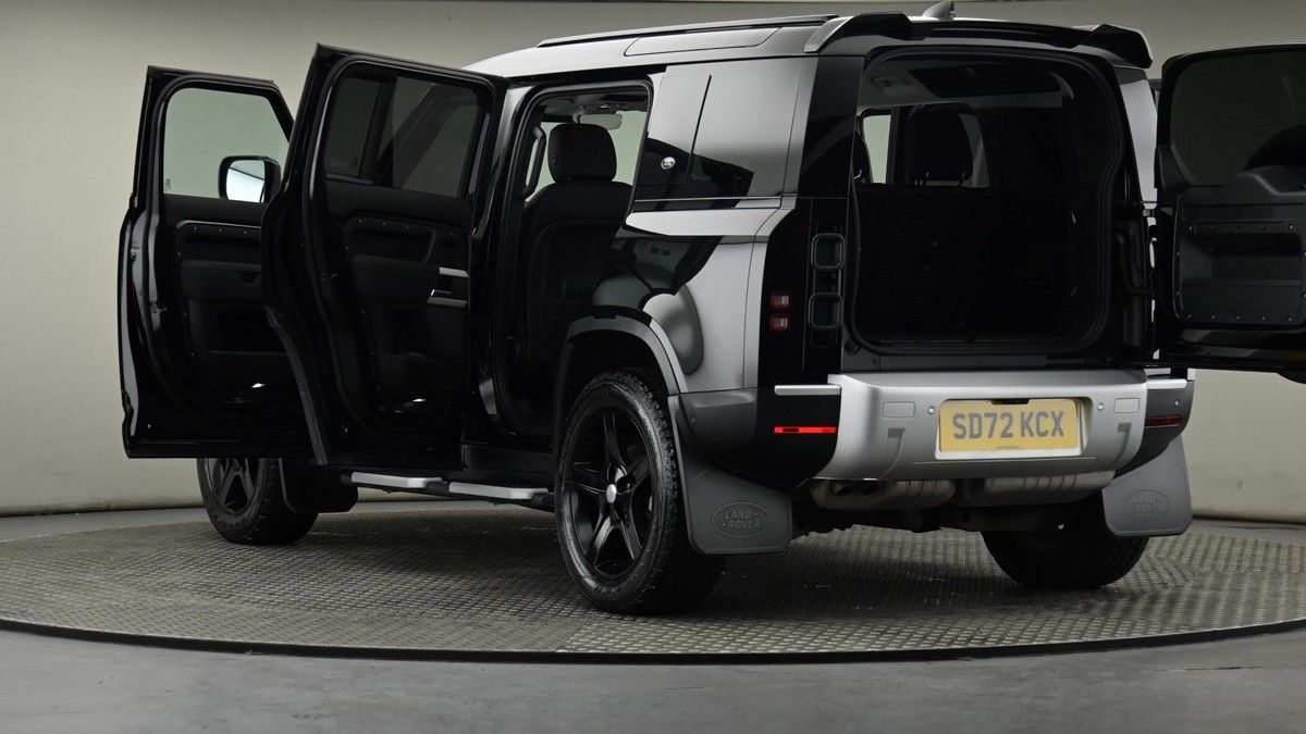 Land Rover Defender 110 Image 29