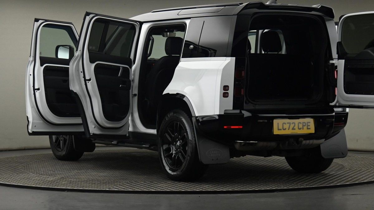 Land Rover Defender 110 Image 29