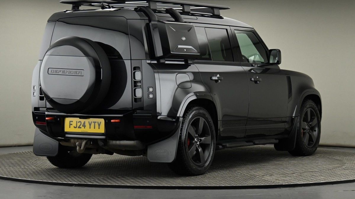 Land Rover Defender 110 Image 26