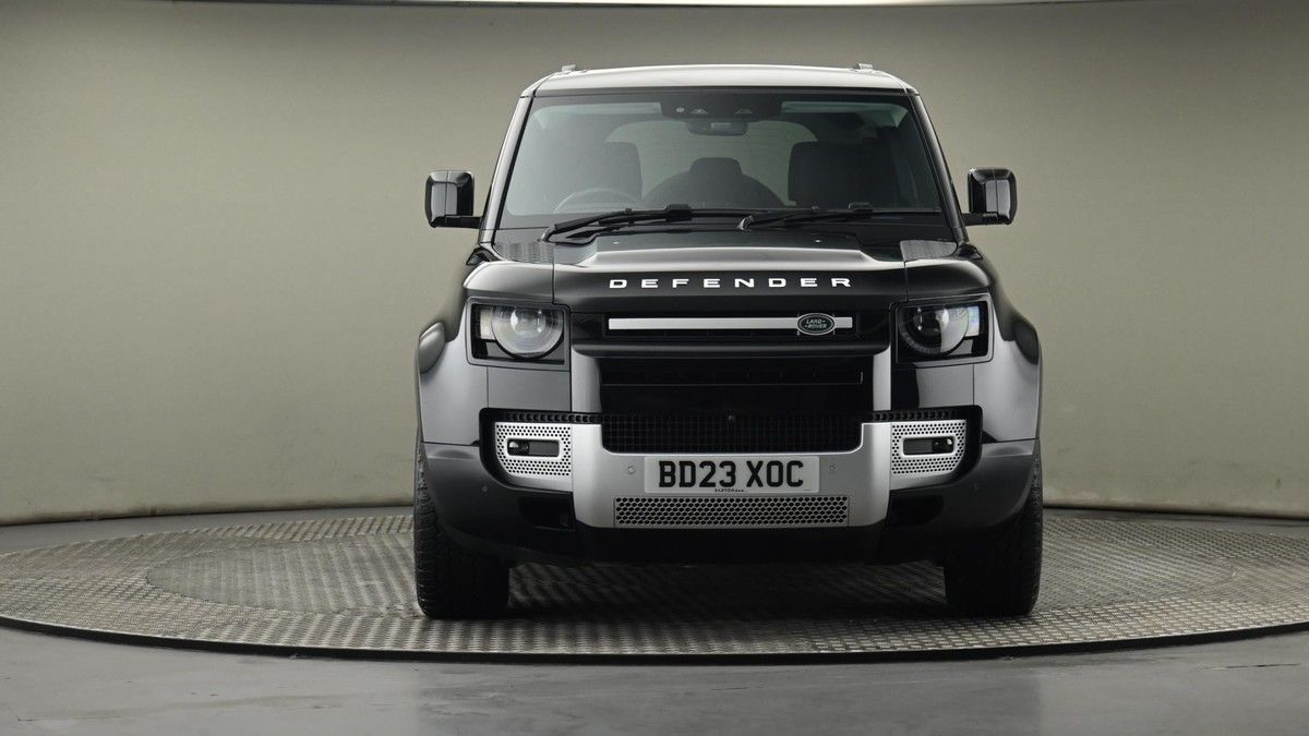 Land Rover Defender 110 Image 21